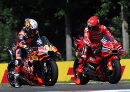¡MotoGP en Brno! ¿Quién Dominó el Warm-Up y Qué Neumáticos Eligen?