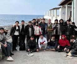 Alicudi, cento abitanti e un gesto che vale più di mille discorsi. Un pescatore ha salvato 19 migranti alla deriva su un barchino