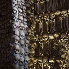 ☠️Capela dos Ossos (Chapel of Bones), constructed from medieval skeletons, 16th century. Évora, Portugal. Images: Wikimedia Commons #capeladosossos #evoraportugal #chapelofbones #historypH๏τographed #mementomori #☠️