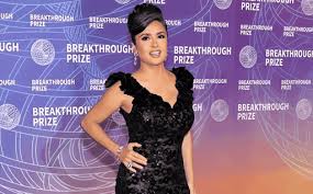 Salma Hayek reaparece con canas y marca tendencia