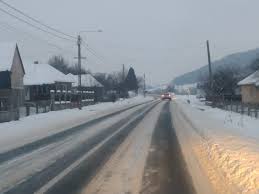 Noi acțiuni de deszăpezire și combatere a poleiului pe drumurile județene