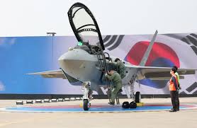 Coreia do Sul apresenta primeiro KF-21 Boramae de produção em série