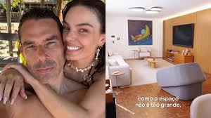 Apartamento de Marcus Buaiz e Isis Valverde tem obra de arte que representa a família na sala de estar