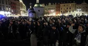 Kibice Lecha Poznań opanowali Kraków! Fani Kolejorza przeszli z Rynku Głównego na stadion Wisły