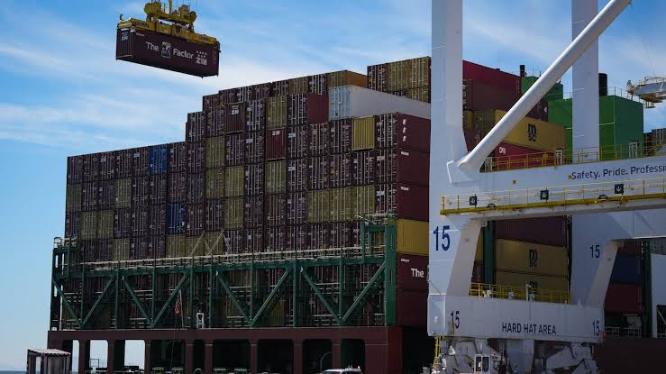 Canada and US negotiate to avert 50% tariff deadline as businesses fear losing half their sales; $28 billion in Canadian products at risk