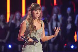 Taylor Swift dines with father Scott after Michael Rubin's decision revealed new wedding date