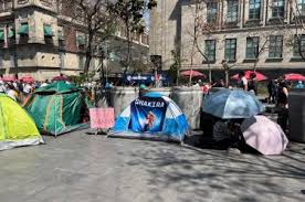 Entre casas de campaña y cobijas, fans acampan en el Zócalo para ver a Shakira