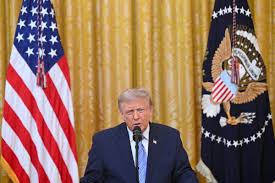 Trump acusa a China de comprar dados de eleitores e ataca o voto