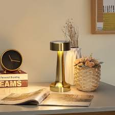 La luz suave de esta lámpara no solo ilumina el espacio, sino que también crea una atmósfera de tranquilidad y estilo en cualquier rincón de tu hogar. ✨❤️ #argentina #decoracion #homedecor #lamparas #