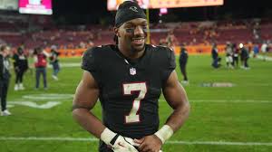 Bijan Robinson Reacts to Fan Sign Asking to Be Baby's Godfather in Viral Photo from Falcons-Dolphins