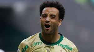 Entorse no tornozelo tira Felipe Anderson de campo e altera planejamento do Palmeiras para a temporada