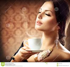 Frau mit Tasse Kaffee - frau-mit-tasse-kaffee-26467323