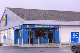 Supermarket Pub Goes Viral: Why Americans Are Flying In for Cheap Drinks and Bouncers Are Now Needed