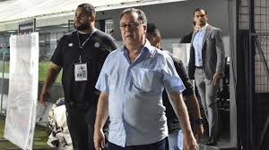 Santos tem reunião 'ríspida' entre jogadores e diretoria para cobrar atrasados; veja bastidores