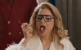 Pilar larga o filé mignon e se delicia com 80 kg de 'bofe' em Quem Ama Cuida