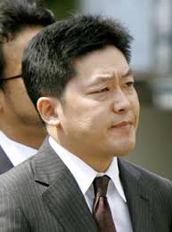 ... Verdict in: Dr. Katsuhiko Kato walks to the Fukushima District Court on Wednesday. - nn20080821a1a