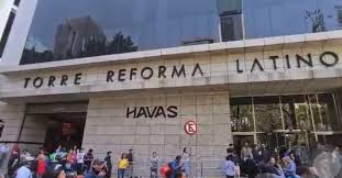 Mujer cae desde el piso 10 de la Torre Reforma Latino