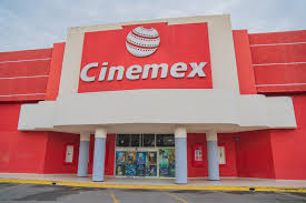 Butacas vac&iacute;as en Cinemex Malec&oacute;n con mensaje de despedida