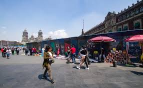 FOTOS: Con vallas, refuerzan protección del Zócalo de la CDMX previo a marcha del 8M; comercios y hoteles son blindados