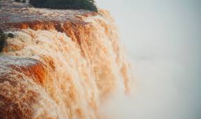 Passarela das Cataratas do Iguaçu é interditada por grande volume de água