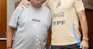 Dibu Martínez Agradecido: ¿Qué le dijo a Chiqui Tapia tras Semanas Difíciles? - Imagen principal del artículo