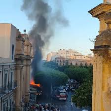 Palermo: Brand in beschlagnahmten Hütten am Hauptbahnhof - Imagen principal del artículo