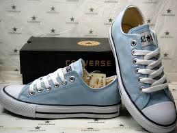 Soluk mavi converse modeli