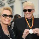Heino Kramm hold an Medal with his wife hannelore