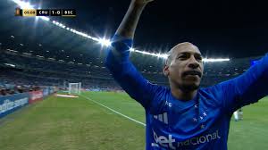 Cruzeiro acerta ida de zagueiro para grupo que gere clubes no exterior