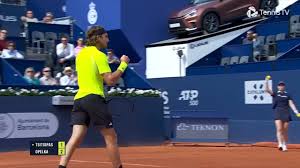 Hot Shot: Tsitsipas' slam-dunk response to Opelka's quick thinking in Barcelona 2025