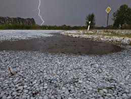 Unwetter sorgen für Tennisballhagel und ein schwimmendes Polizeiauto – und da kommt noch mehr