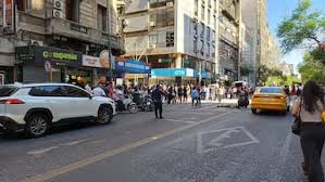 Córdoba: Caos en el Centro! Auto Arrolla a Peatones y Motos. ¡7 Heridos!