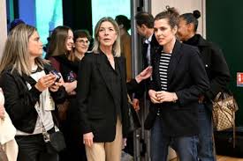 Au naturel, Charlotte Casiraghi reçoit ses fans à Monaco : Caroline et Alexandra au premier rang pour l’applaudir