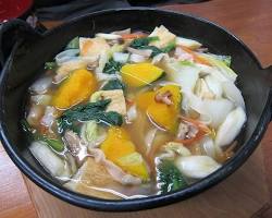 ほうとう：かぼちゃなどの野菜がたっぷり入ったほうとうの画像