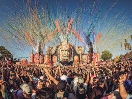 El fiestón al aire libre con el que comenzar el puente de mayo: 8 escenarios y más de 70 artistas en la ciudad inmersiva del entretenimiento