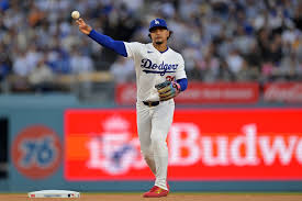 Dodgers Re-Sign Santiago Espinal