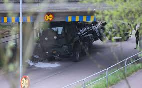 Tågstopp – militärfordon har krockat med bro utanför Laholm
