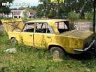 Coches clasicos abandonados en una casa del Norte de Espaa