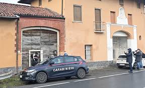 Donna trovata ferita in casa da sparachiodi, arrestato il figlio