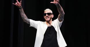 Should UFC have foot the bill? Dan Hooker takes crappy coach flight just so family can travel to UFC 325