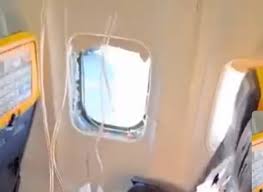 Como mulher conseguiu salvar marido que foi 'sugado' por janela de avião
