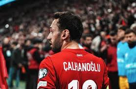 Hakan Çalhanoğlu kimdir, Hakan Çalhanoğlu kaç yaşında, nereli, evli mi, bekar mı, eşi kim, Hakan Çalhanoğlu hangi takımı tutuyor hangi takımda oynuyor