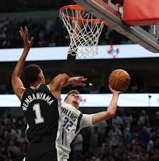 Mavericks y Spurs: El clásico en la ruta del reinicio