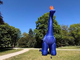 Antikoningshuisgroep verliest kort geding om opblaasdino op Koningsdag