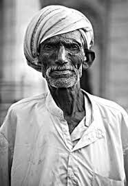 An elderly man standing near Mumbai&#39;s most famous monument, &quot;The Gate of India&quot;. Mumbai, Maharashtra State, India. Photograph by: Jason Lang - img-0-5929333-jpg