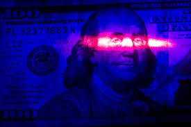 Dólar abre em leve alta com balanços e Fed no radar; B3 atrasa abertura dos negócios