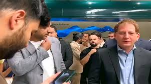 تصاویر جنجالی افتتاح کافه بابک زنجانی با حضور زنان بی‌حجاب