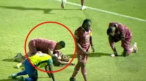 Famoso futbolista se fractura el tobillo tras fuerte entrada en pleno partido de futbol | IMÁGENES FUERTES