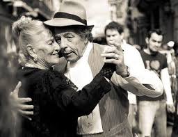 Resultado de imagen de pareja mayor bailando