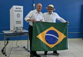 Flávio Bolsonaro à frente de Lula na apuração do 1º turno presidencial